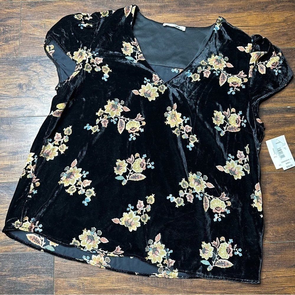 Retrology Floral Velvet Short Sleeve Top